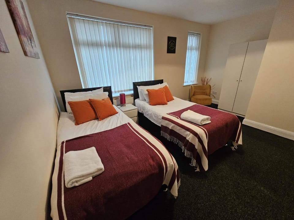 Photo of the whole room, Bedroom