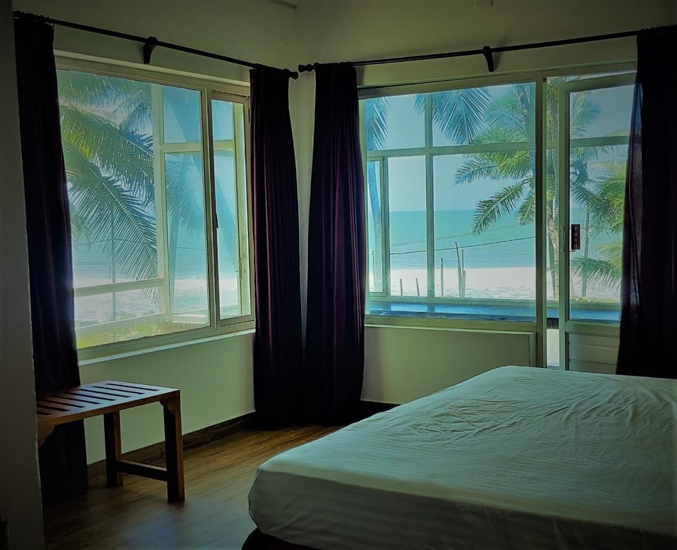 Photo of the whole room, Bedroom, Sea view