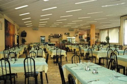 Restaurant/places to eat, Lounge or bar, Banquet/Function facilities, Food