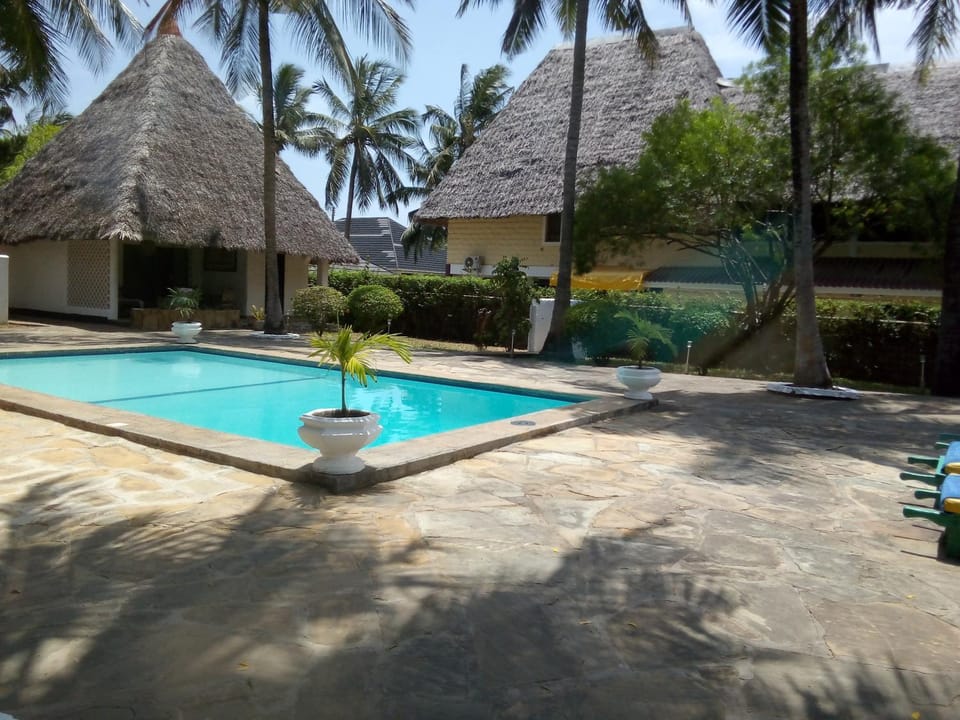 Property building, Garden, Pool view, Swimming pool