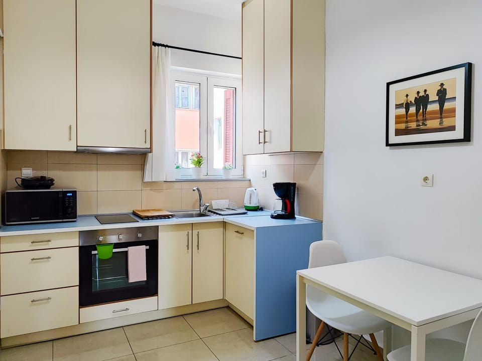 Coffee/tea facilities, Dining area, microwave, oven, toaster, kitchen