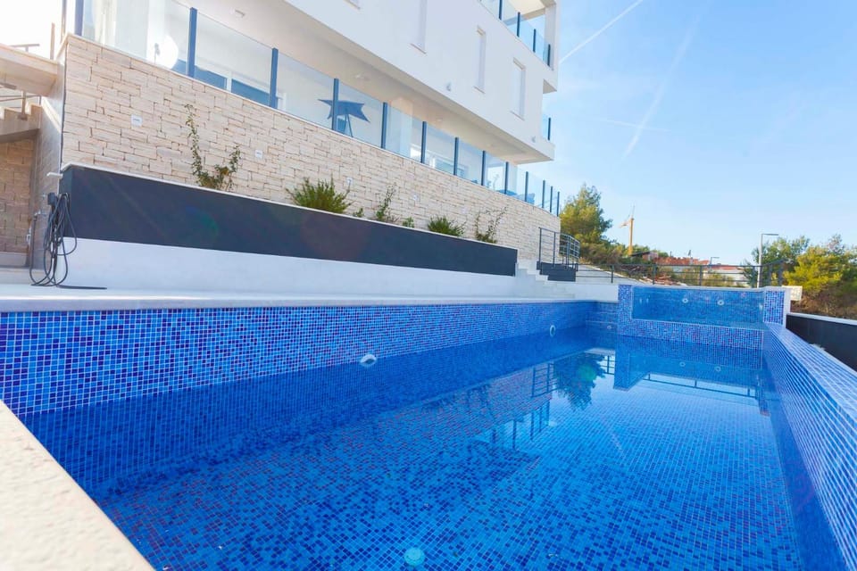 Shower, Area and facilities, Swimming pool, Swimming pool