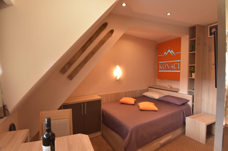 Bed, View (from property/room), Living room, Photo of the whole room, Decorative detail, Bedroom