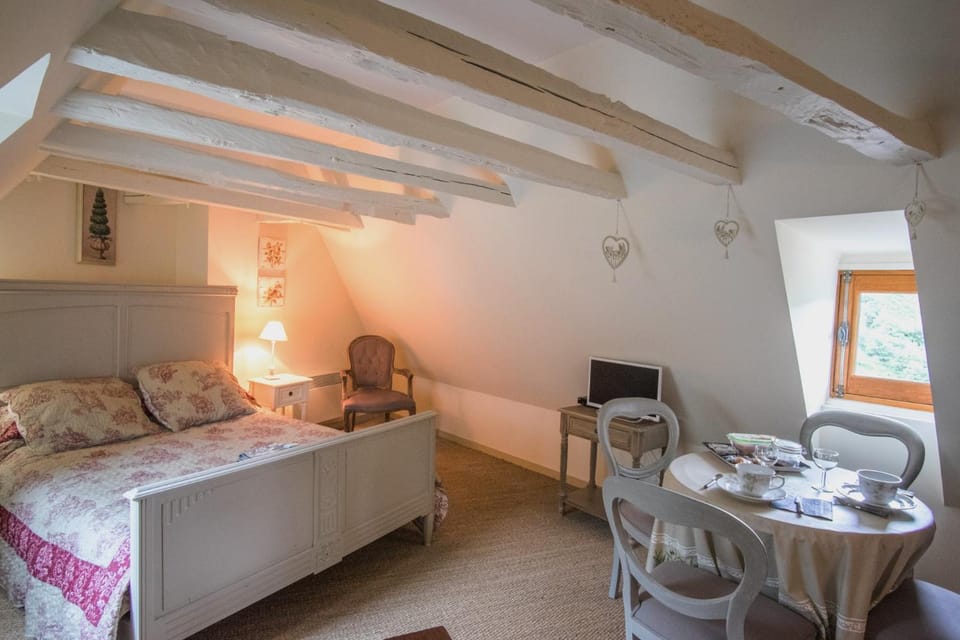 Bed, Photo of the whole room, Decorative detail, Seating area, Dining area, Bedroom, internet, pet friendly