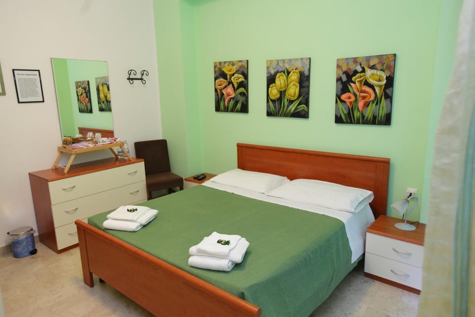 Bed, People, Photo of the whole room, Family
