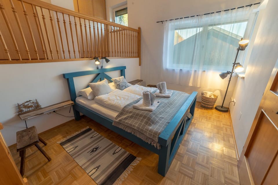 Bedroom, Mountain view