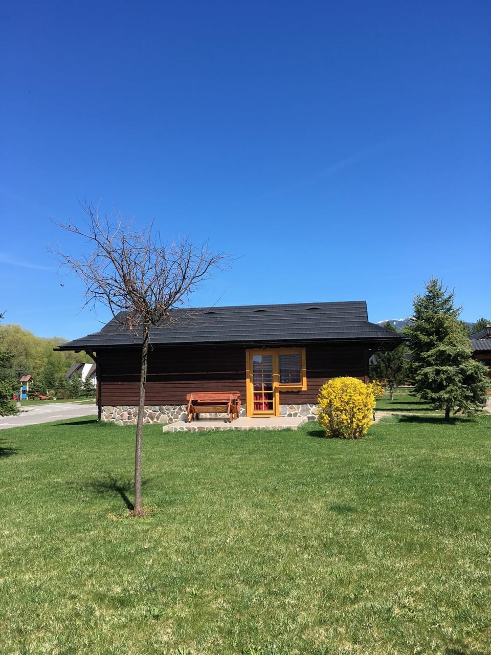 Spring, Neighbourhood, On site
