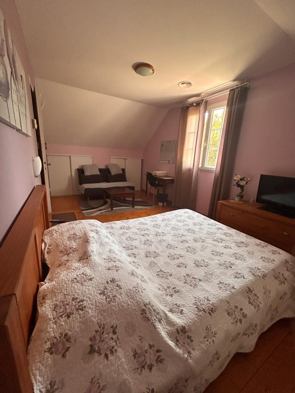 Bed, TV and multimedia, Photo of the whole room, Bedroom, hair dresser