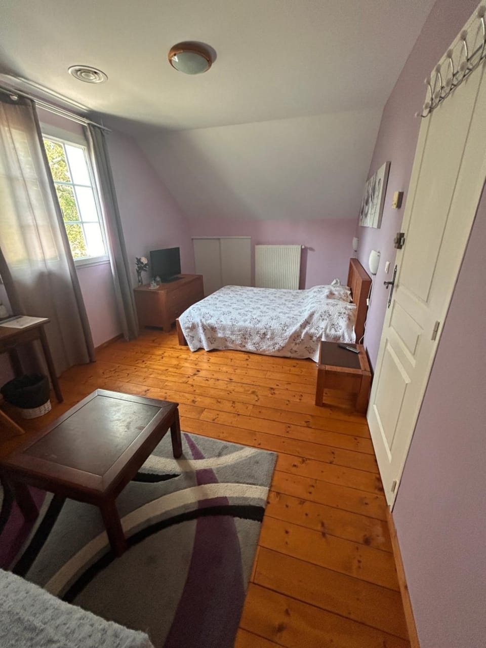 Bed, TV and multimedia, Photo of the whole room, Seating area, Bedroom