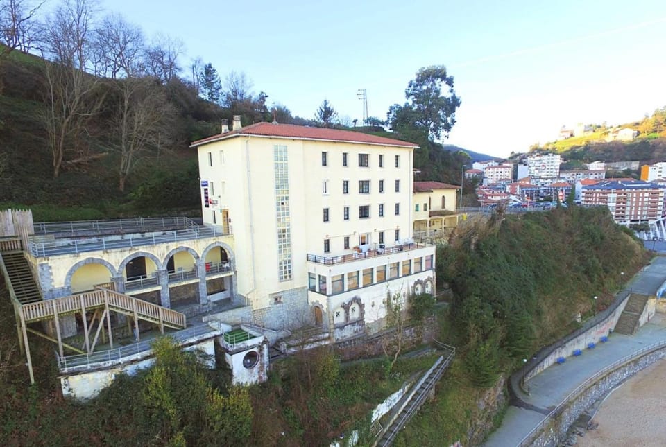 Property building, Restaurant/places to eat, Bird's eye view, Beach