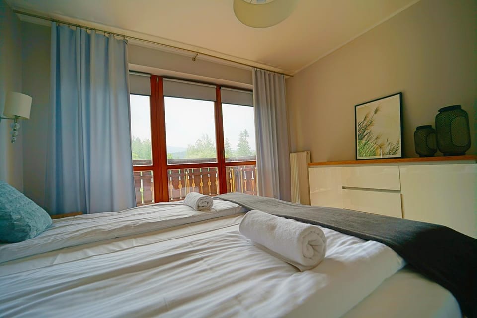 Photo of the whole room, Bedroom, Mountain view