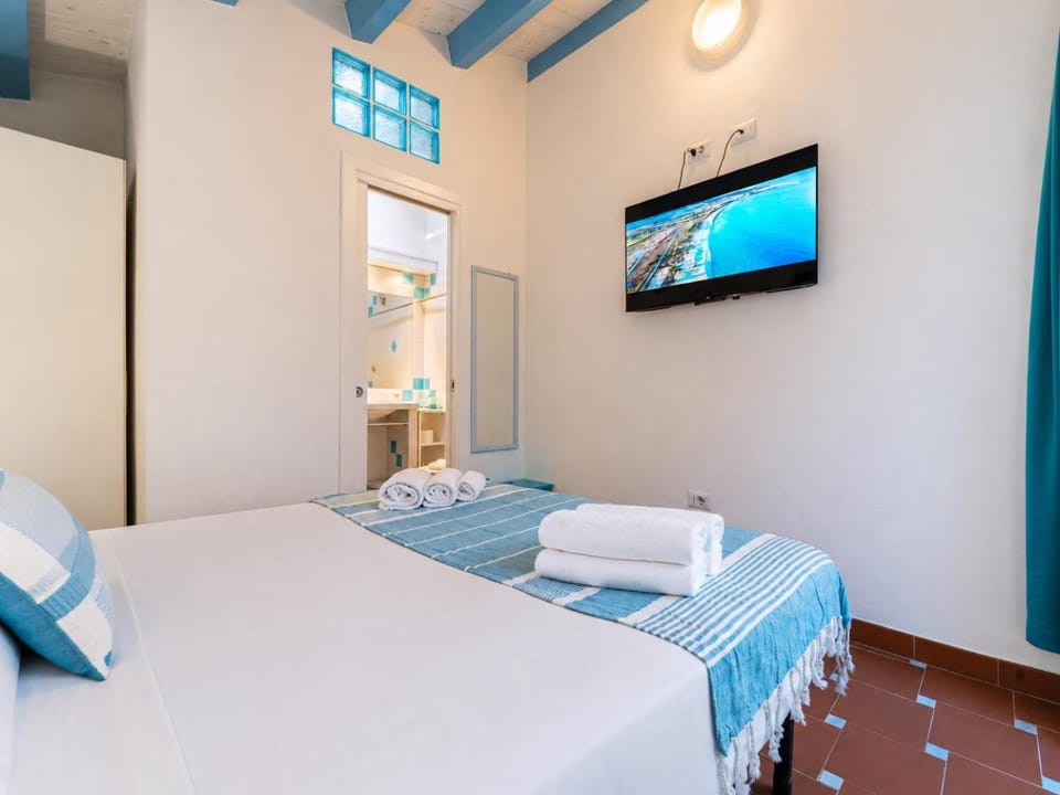 Bed, Bathroom, TV and multimedia, Bedroom