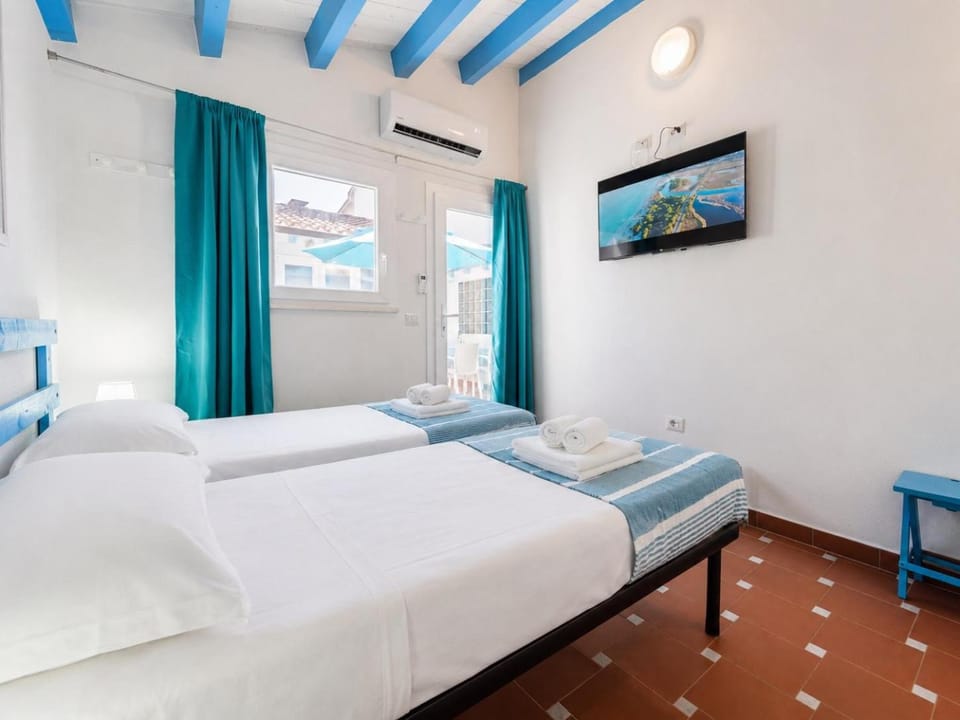 Bed, TV and multimedia, Photo of the whole room, Bedroom, air conditioner