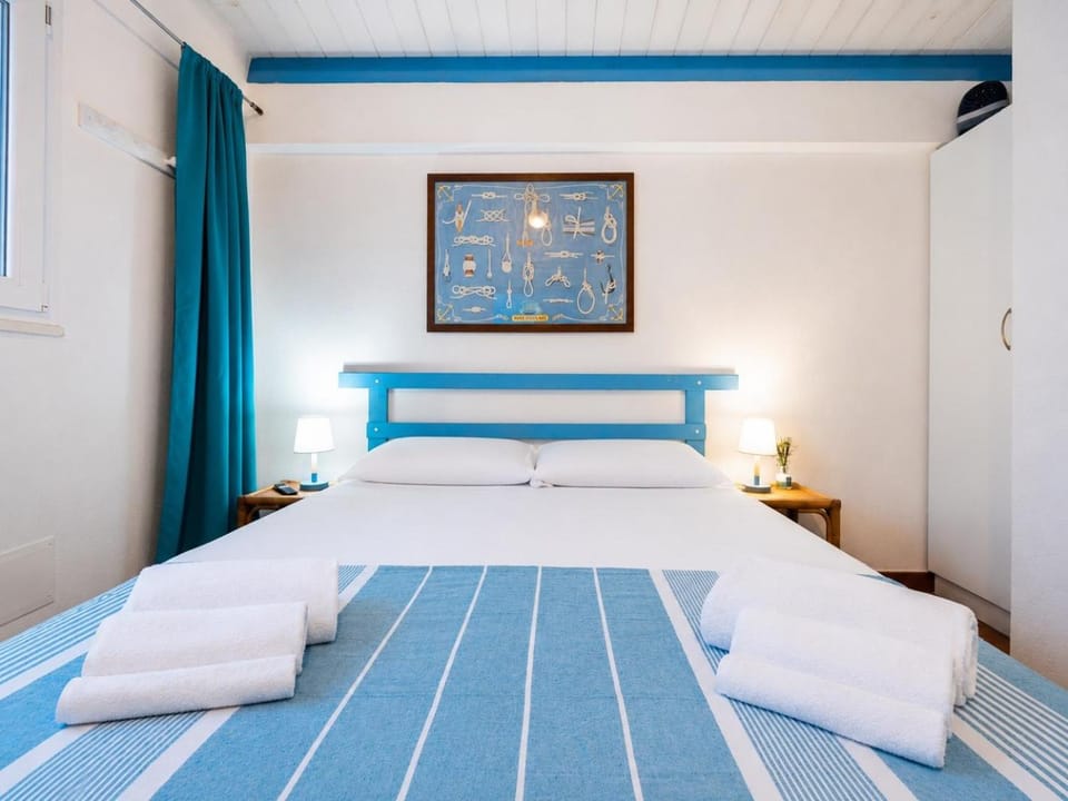 Bed, Decorative detail, Bedroom, wardrobe