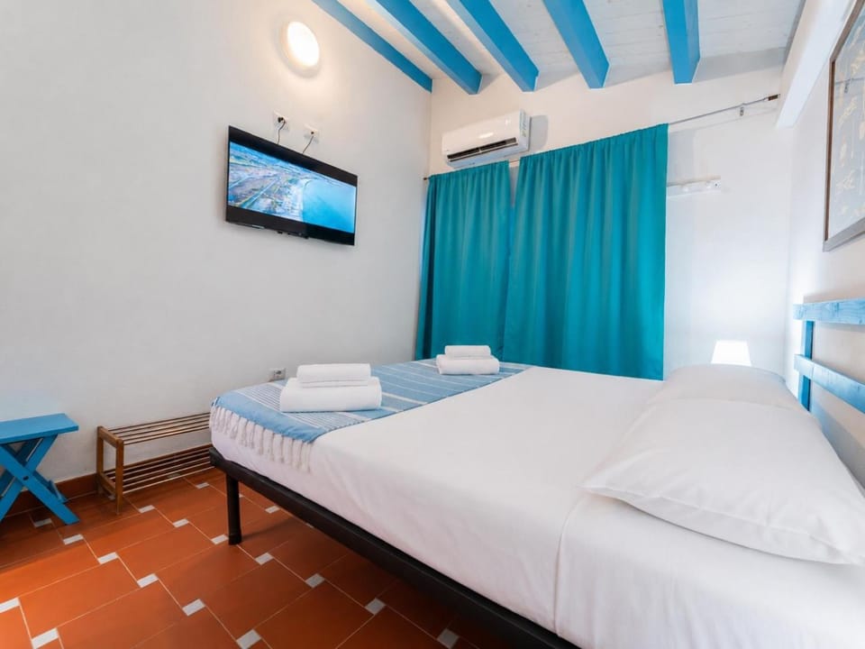 Bed, TV and multimedia, Photo of the whole room, Bedroom, towels, air conditioner