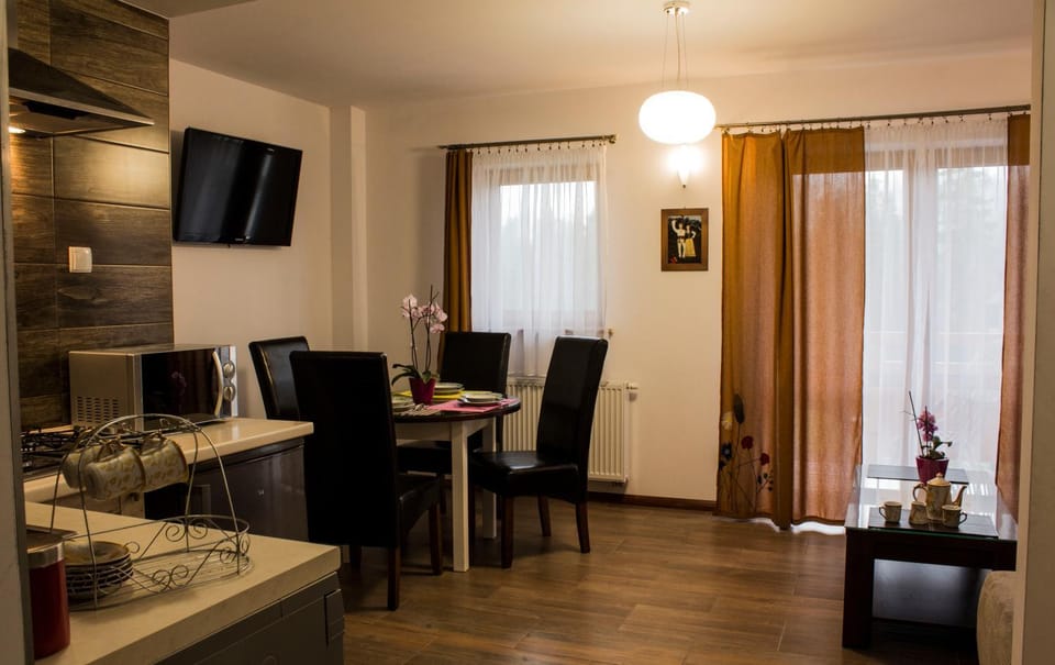 TV and multimedia, Coffee/tea facilities, Kitchen or kitchenette, Living room, Seating area, Dining area