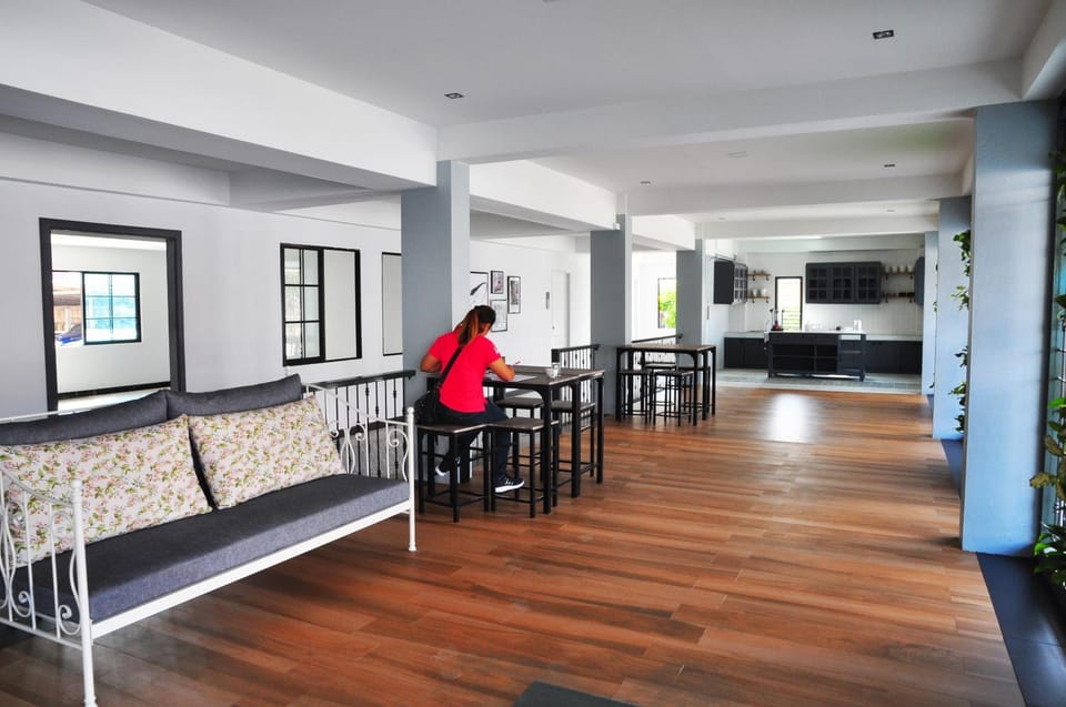 Restaurant/places to eat, Area and facilities