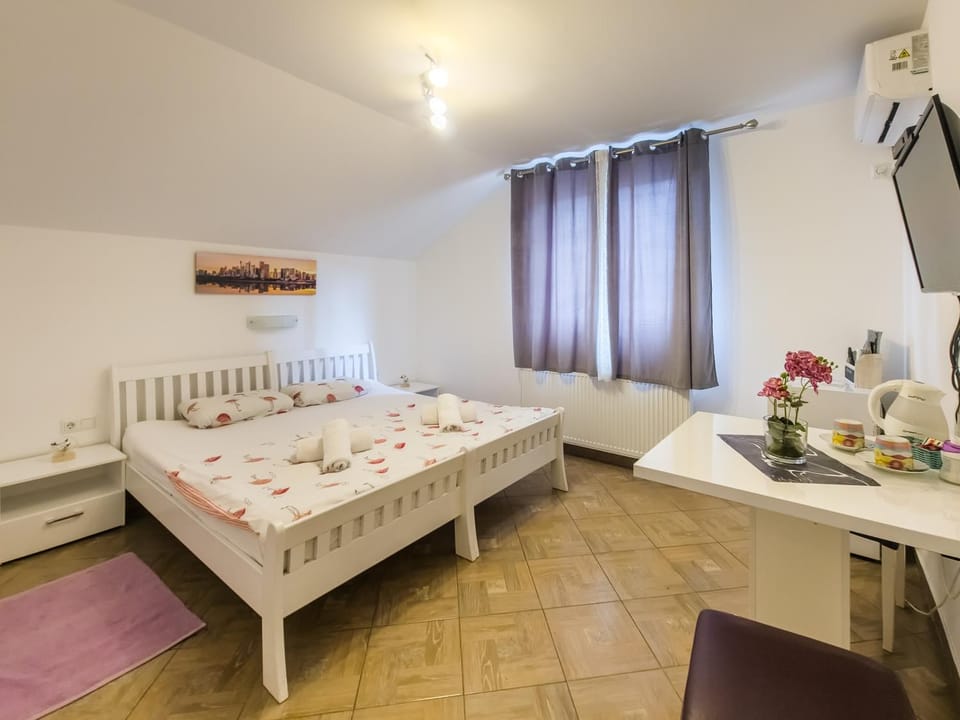 Bedroom, towels