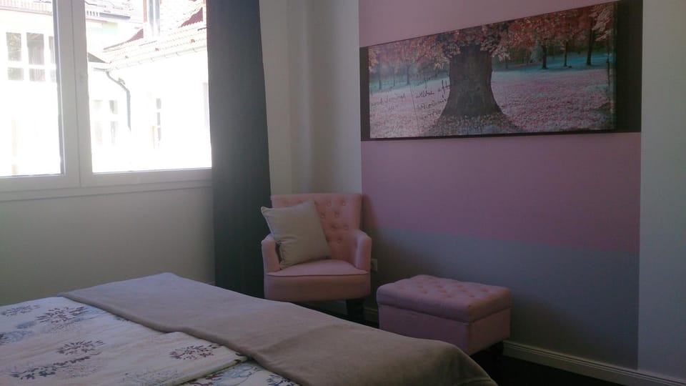 Photo of the whole room, Decorative detail