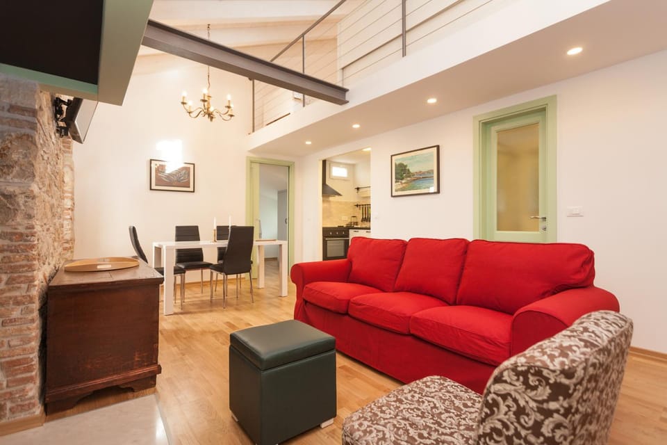 Living room, Photo of the whole room, Decorative detail, Decorative detail, Dining area