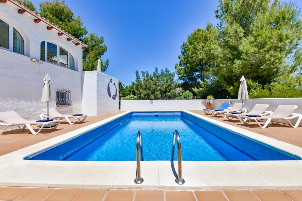Swimming pool, sunbed