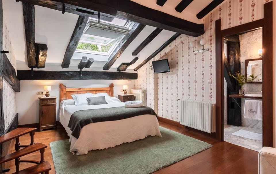 Bed, Kitchen or kitchenette, Photo of the whole room, Seating area, Bedroom, towels