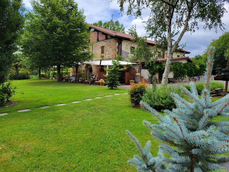 Property building, Facade/entrance, Natural landscape, Garden, Garden view, Garden view, acessibility