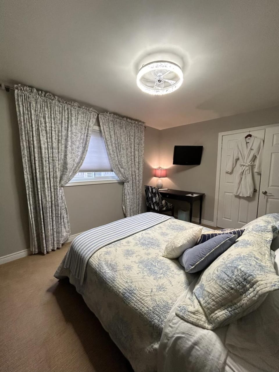 Bed, TV and multimedia, Bedroom