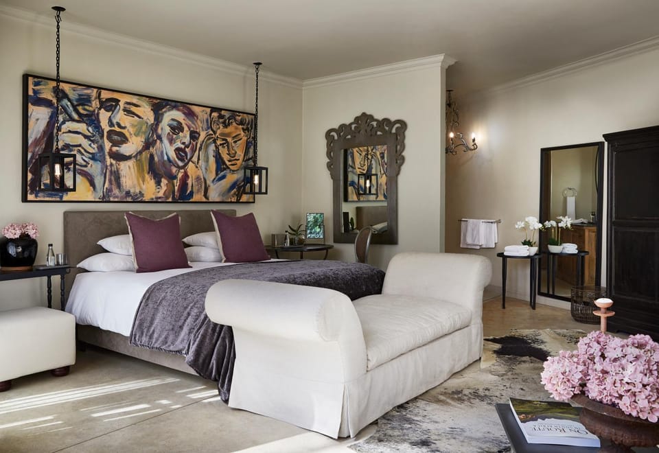 Bed, Photo of the whole room, Decorative detail, Seating area