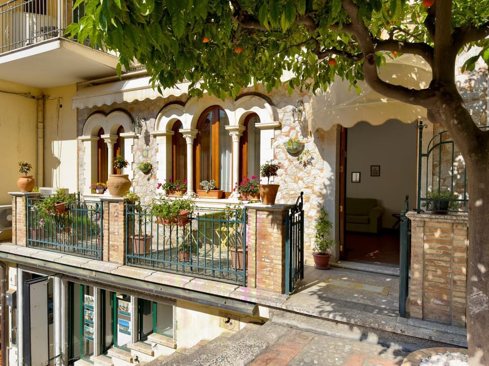 Property building, Patio, Balcony/Terrace
