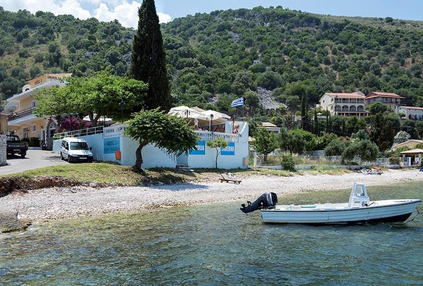 Property building, Restaurant/places to eat, Neighbourhood, Beach, On site