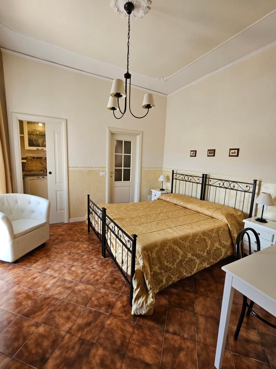 Photo of the whole room, Bedroom