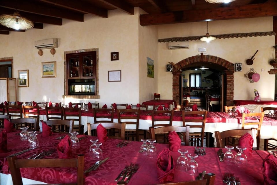 Restaurant/places to eat, Business facilities, Banquet/Function facilities, Meeting/conference room
