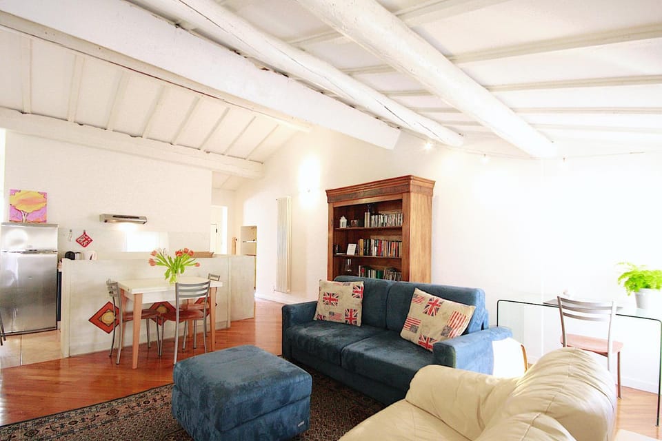 Coffee/tea facilities, Kitchen or kitchenette, Living room, Seating area, Dining area