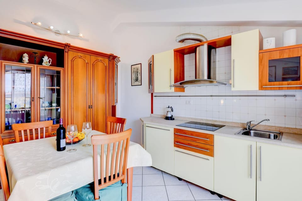 Coffee/tea facilities, Kitchen or kitchenette, Living room, Dining area