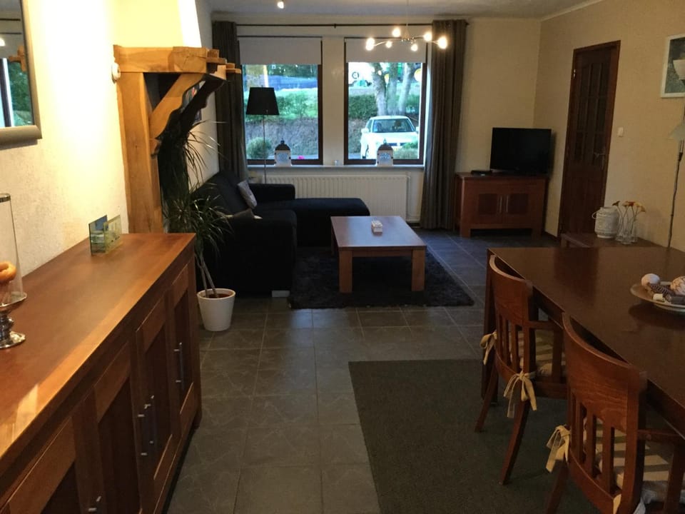 Restaurant/places to eat, Communal lounge/ TV room, Photo of the whole room, Dining area