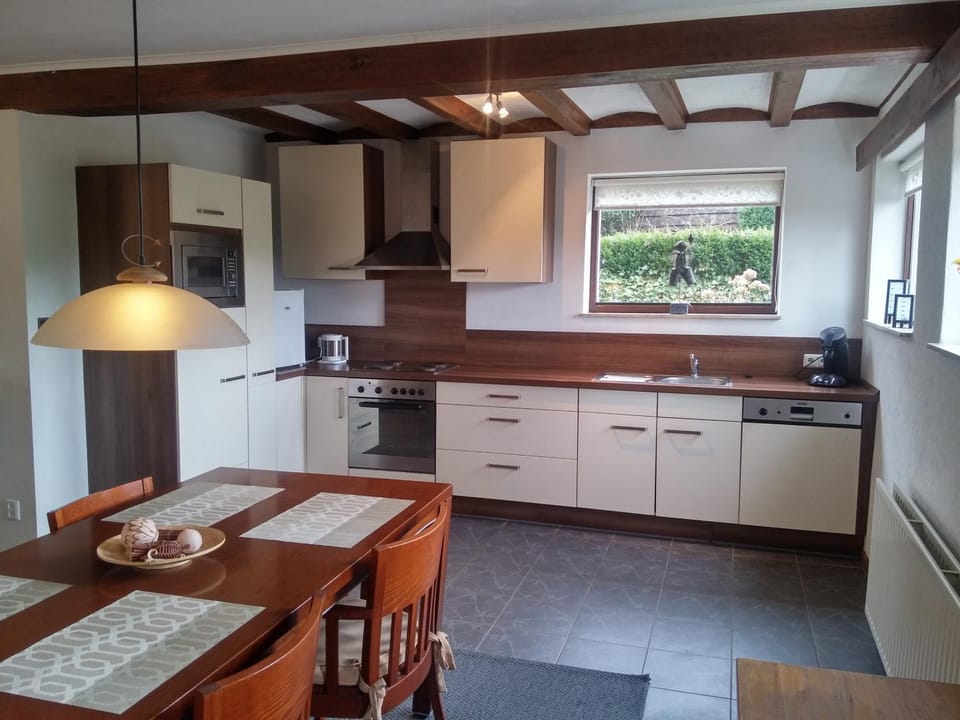 Coffee/tea facilities, Kitchen or kitchenette, Photo of the whole room, Decorative detail, Dining area