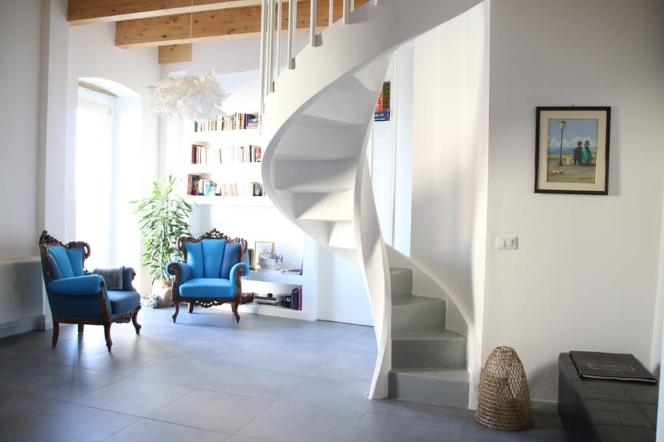 Communal lounge/ TV room, Library, Lobby or reception, Decorative detail