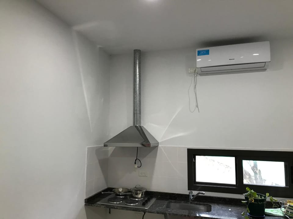 Kitchen or kitchenette, air conditioner