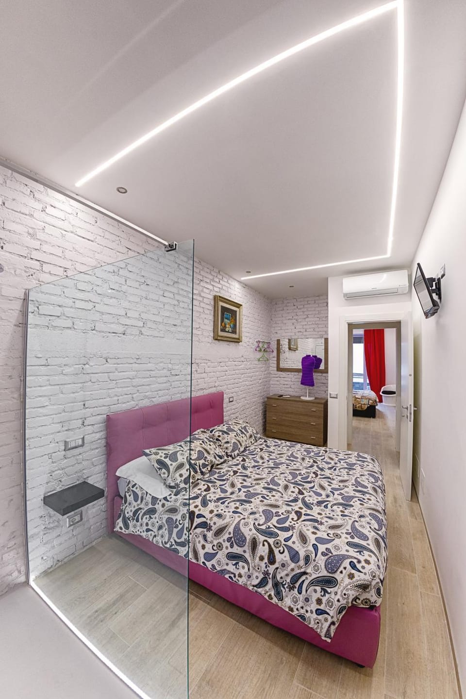 Shower, TV and multimedia, Bedroom