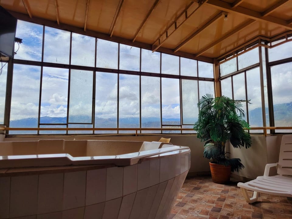 Hot Tub, Sauna