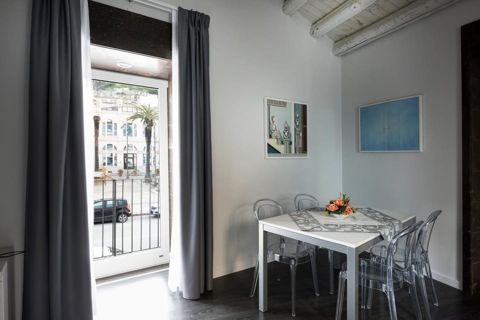 Dining area, City view