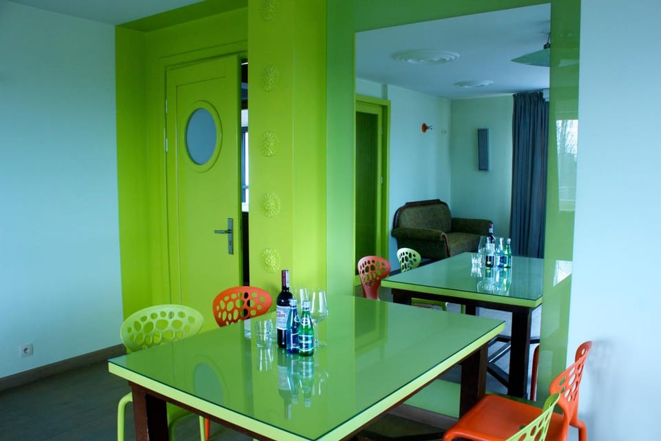 Coffee/tea facilities, Kitchen or kitchenette, Living room, Seating area, Dining area