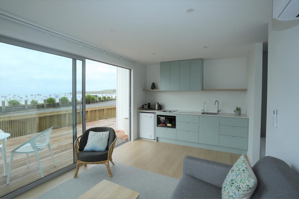 Coffee/tea facilities, Kitchen or kitchenette, Living room