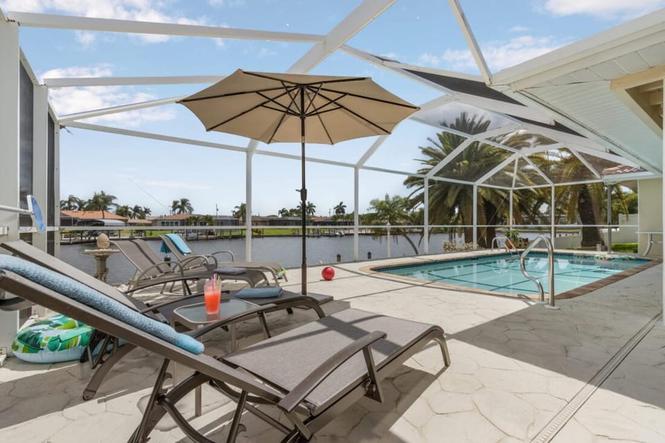 Balcony/Terrace, Swimming pool, sunbed