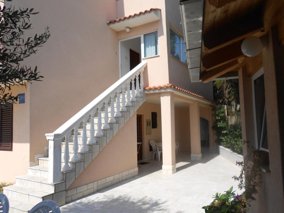Location, children, Family