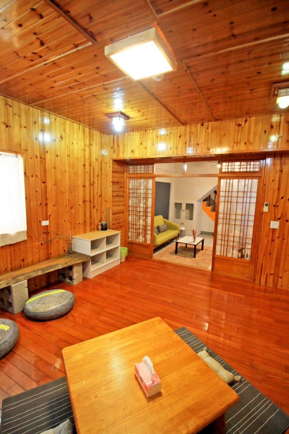 Communal lounge/ TV room, Library, Banquet/Function facilities, Decorative detail, On site