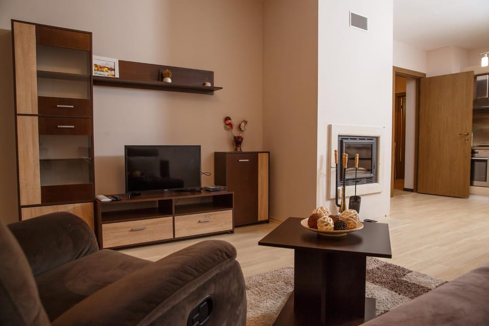 Communal lounge/ TV room, TV and multimedia, Living room, Seating area, Evening entertainment