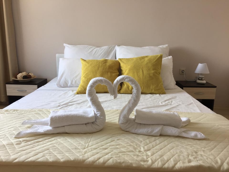 Bed, Bedroom, towels