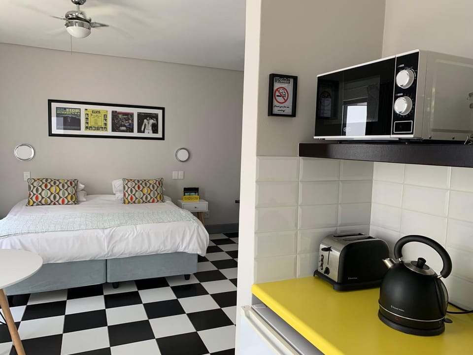 Kitchen or kitchenette, Bedroom